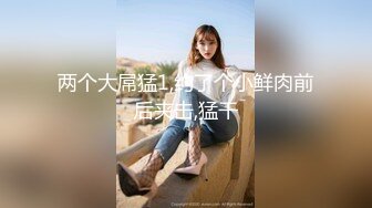 珠光宝气的蓝色连衣裙美女