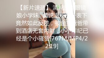 高颜值美乳妹子跳蛋自慰，撩起衣服露奶跳蛋震动掰穴特写，很是诱惑喜欢不要错过!